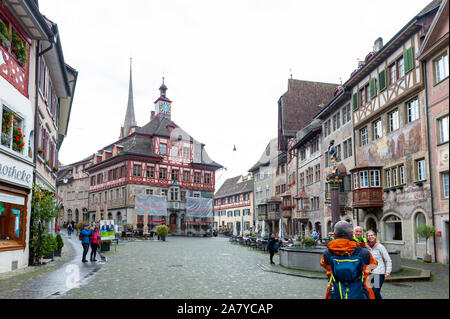 Bâtiments historiques préservés au Burgtheater, une place de la ville dans la vieille petite ville de Stein am Rhein, Suisse Banque D'Images