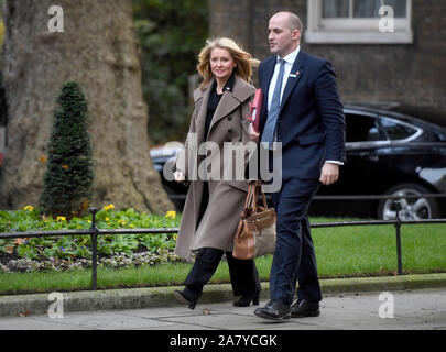 Ministre de l'administration centrale et la croissance locale Jake Berry et ministre d'État au logement Esther McVey arrivent pour une réunion du Cabinet à Downing Street, Londres. Banque D'Images