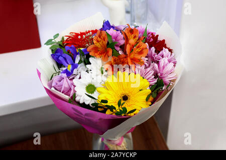 Un arrangement floristique. gerbera, rose, chrysanthème, iris, l'alstroemeria. Bouquet de fleurs colorées décorées. Banque D'Images
