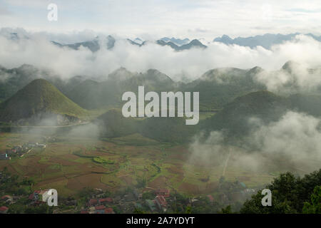 Vue de dessus d'alentours de Quan Ba montagnes jumelles ou des montagnes de fées Banque D'Images