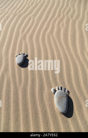 A l'empreinte de galets sur le sable Banque D'Images