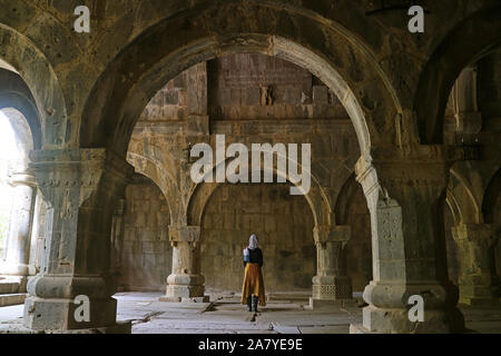 Femme Visiter le Monastère de Sanahin médiévale complexe dans la province de Lori, la Province du Nord de l'Arménie Banque D'Images