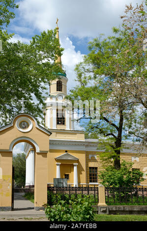 Vue panoramique vers la Transfiguration du Sauveur du clocher de la cathédrale de la ville, ancien Dnepr Dnepropetrovsk, Ukraine. Banque D'Images