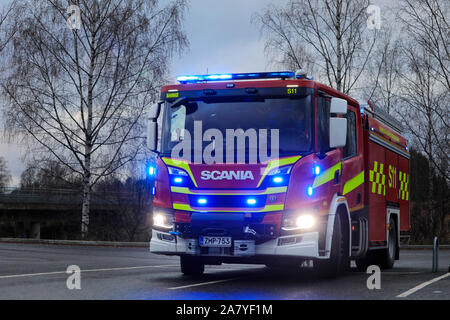 Nouveau camion de pompiers camion Scania P avec feux bleus sur. Salo, Finlande. Le 3 novembre 2019. Banque D'Images