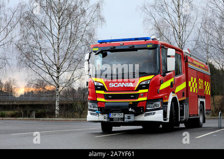 Nouveau camion de pompiers camion Scania P de Salo Fire and Rescue Department sur parking. Salo, Finlande. Le 3 novembre 2019. Banque D'Images