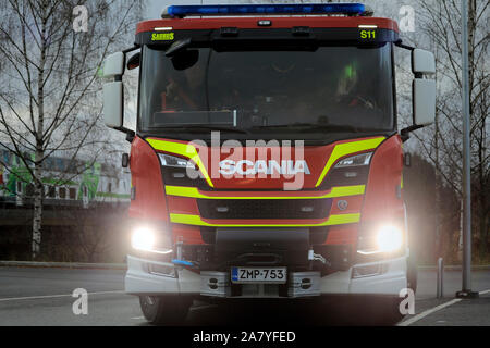 Nouveau camion de pompiers camion Scania P de Salo Fire and Rescue Department à l'avant. Salo, Finlande. Le 3 novembre 2019. Banque D'Images