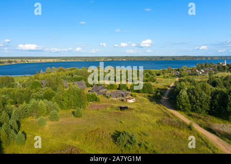 Vue aérienne de au-dessus d'un calvaire et chapelle. Région de Tver, en Russie. Sur la route de Varègues aux Grecs Banque D'Images