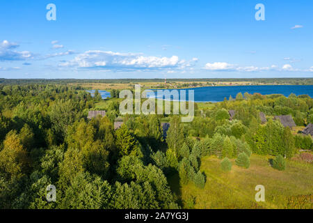 Vue aérienne de au-dessus d'un sur la forêt et le lac à l'horizon Banque D'Images