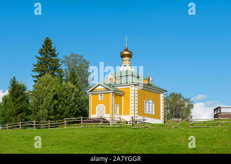 Église de Saint-Nicolas l'Wonderworker dans le monastère de Holguin. Volgoverkhovye Village, région de Tver, en Russie. Source de la Volga Banque D'Images