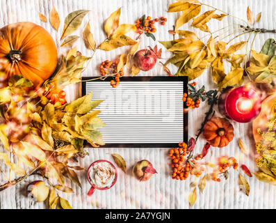 Conseil lettre vierge dénommé avec arrangement d'automne : les feuilles d'automne, citrouilles, tasse de Cappuccino, de brûler des bougies, les pommes et Rowan. Vue d'en haut. Cadre. Ins Banque D'Images