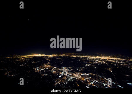 Vue aérienne de New York City, New York et Philadelphie, PA, pendant la nuit, vu de l'ouest-nord-ouest de haute altitude à bord d'un avion Banque D'Images
