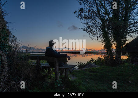 Regarder un autre magnifique coucher du soleil à Pagham RSPB West Sussex Banque D'Images