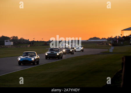 Goodwood Revival 2019, voitures anciennes en compétition dans la course de Trophy Kinrara. Banque D'Images