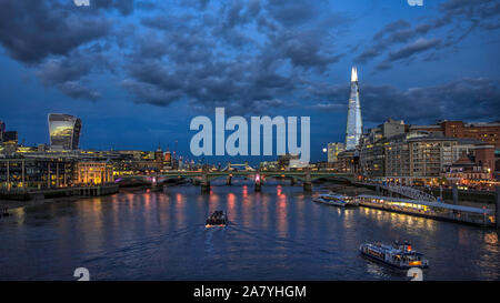 Pleine lune sur le Shard, city de Londres, la Tamise, la tour et le pont de Londres dans l'heure bleue. Banque D'Images