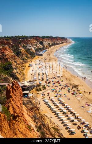 Orange colorés cliffs à Praia da Falesia, Portugal. Banque D'Images