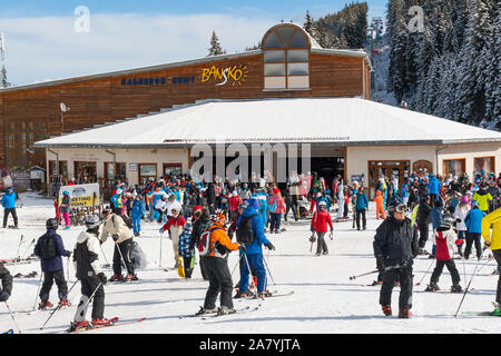 Bansko, Bulgarie - mars 4, 2016 : la station de ski de Bansko, la station de ski, location de ski et de levage de personnes Banque D'Images