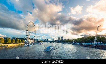 Coucher de soleil sur l'ouest de Londres, avec Vauxhall, Westminster, London Eye et Big Ben en photo Banque D'Images