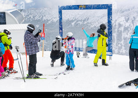 Bansko, Bulgarie - mars 4, 2016 : station de ski, les personnes prenant photos à la gare, Bansko, Bulgarie Banque D'Images