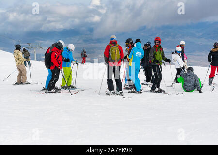 Bansko, Bulgarie - mars 4, 2016 : station de ski, les skieurs à la station haute de Bansko, Bulgarie Banque D'Images