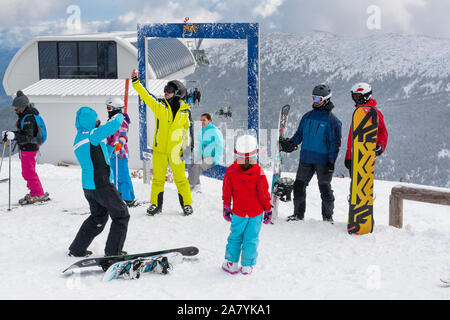 Bansko, Bulgarie - mars 4, 2016 : station de ski, les personnes prenant photos à la gare, Bansko Bulgarie Banque D'Images