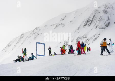 Bansko, Bulgarie - mars 4, 2016 : station de ski, les skieurs à la station haute, Bansko, Bulgarie Banque D'Images