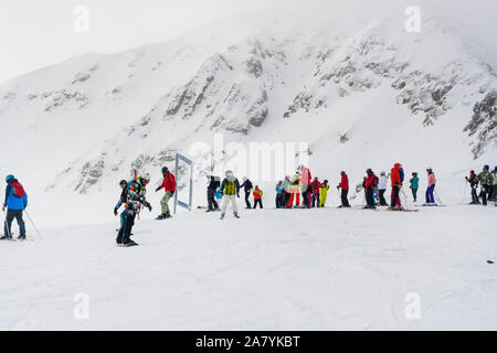 Bansko, Bulgarie - mars 4, 2016 : station de ski, les skieurs à la station haute, Bansko, Bulgarie Banque D'Images