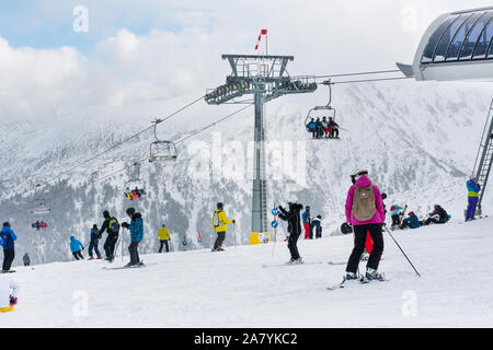 Bansko, Bulgarie - mars 4, 2016 : Ski Resort View, les skieurs sur les gens, sur les pentes de ski, les montagnes en arrière-plan Banque D'Images