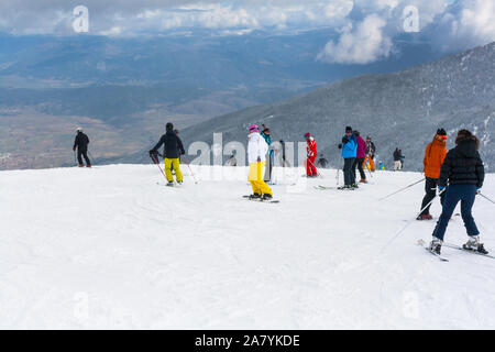 Bansko, Bulgarie - mars 4, 2016 : station de ski, les skieurs à la station haute, Bansko, Bulgarie Banque D'Images