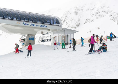 Bansko, Bulgarie - mars 4, 2016 : Ski Resort View, les skieurs sur les gens, sur les pentes de ski, les montagnes en arrière-plan Banque D'Images