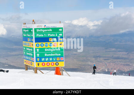 Bansko, Bulgarie - mars 4, 2016 : station de ski de Bansko, Bulgarie vue aérienne, les skieurs, les pistes de ski avec d'orientation pour les directions Banque D'Images