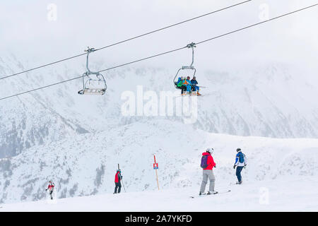 Bansko, Bulgarie - mars 4, 2016 : station de ski, les skieurs sur la pente à la station haute, Bansko, Bulgarie Banque D'Images