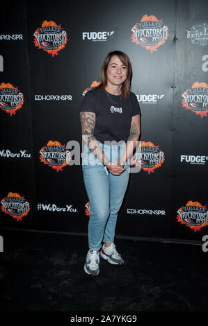 En arrivant pour l'Shocktober Fest Appuyez sur la nuit, nuit VIP pour l'Halloween scare park attraction de Tulley's Farm de Crawley. 04.10.19 comprend : Lucy Spraggan Où : London, Royaume-Uni Quand : 05 Oct 2019 Source : WENN.com Banque D'Images