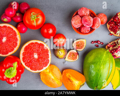 Fresh red, orange, jaune les fruits et légumes riches en antioxydants, fibres, alpha carotène, le lycopène, le bêta-carotène, la lutéine, caroténoïde, le phosphore Banque D'Images