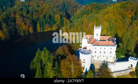 Vue aérienne du château de Trakoscan en automne, dans la campagne de la Croatie Banque D'Images