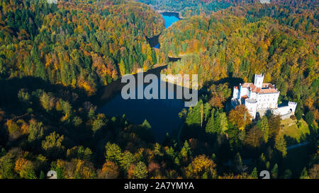 Vue aérienne du château de Trakoscan en automne, dans la campagne de la Croatie Banque D'Images