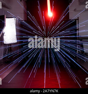 Floue lumières colorées glitter. Abstract allumé en texture. Noël, Nouvel An ou un anniversaire. La photographie de la vie nocturne Banque D'Images