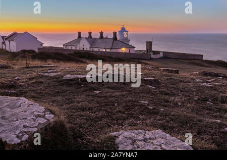 Angleterre Swanage Dorset belle lueur orange, juste avant le lever du soleil, au Phare d'Anvil Point Banque D'Images