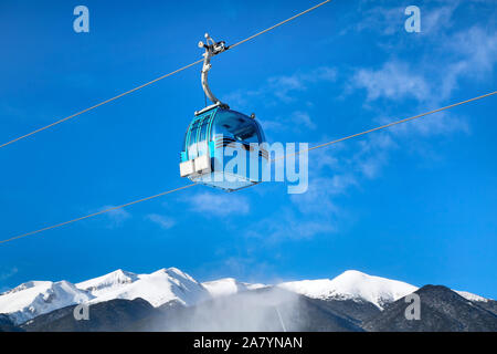 Remontées mécaniques, cabine téléphérique en bulgare de ski et neige sommets de montagnes à l'arrière-plan à Bansko, Bulgarie Banque D'Images