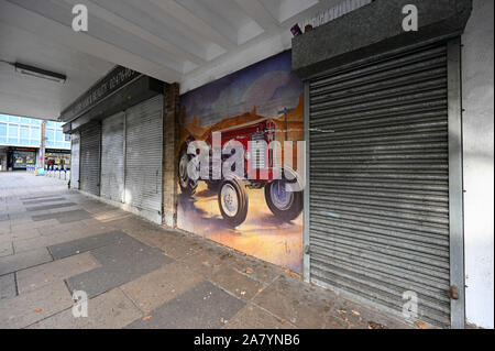 Fermé les unités de vente au détail en magasins sur Crescent Jardine Tile Hill à Coventry le 4 novembre 2019. Banque D'Images