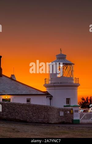 Angleterre Swanage Dorset belle lueur orange, juste avant le lever du soleil, au Phare d'Anvil Point Banque D'Images