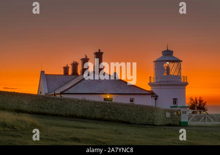 Angleterre Swanage Dorset belle lueur orange, juste avant le lever du soleil, au Phare d'Anvil Point Banque D'Images