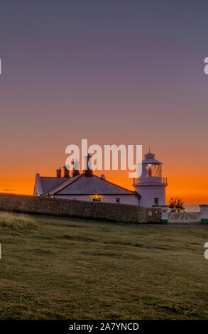 Angleterre Swanage Dorset belle lueur orange, juste avant le lever du soleil, au Phare d'Anvil Point Banque D'Images