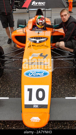 Mariano Martinez attend dans sa voiture avant la première course de la journée. La F4. Dernière course week-end de la saison. Brands Hatch, 12 Octobre 2019 Banque D'Images