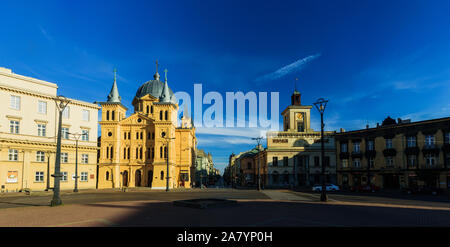 Lodz, Pologne - 23 juin 2019 : vue depuis la place de la liberté à la rue Piotrkowska. Journée ensoleillée, bleu ciel clair Banque D'Images