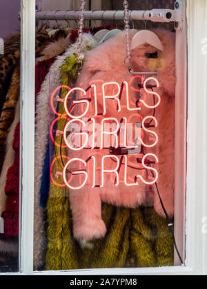 Girls Girls Girls signe néon sur un magasin de vêtements pour femme dans Cheshire Street près de Brick Lane à la mode dans l'est de Londres Banque D'Images