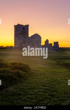 Knowlton Dorset Angleterre les ruines du 12e siècle église normande à Knowlton, qui est situé à l'intérieur d'un remblais préhistoriques, ou le henge, vu au Banque D'Images