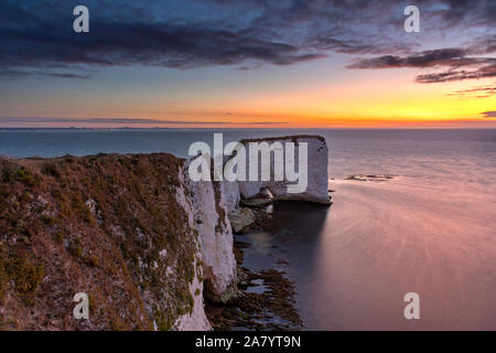 Studland Dorset Angleterre Lever du soleil à la falaise spectaculaire paysage de rochers Old Harry, partie de la côte jurassique du Dorset Banque D'Images