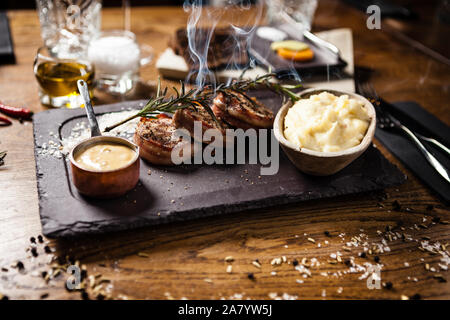 Filet mignon de porc servi sur une carte dans le restaurant Banque D'Images