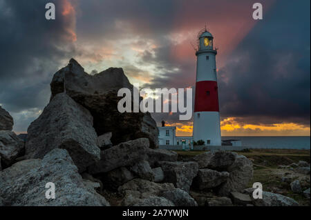 Ciel orageux au lever du soleil à Portland Bill, montrant le célèbre ighthouse Banque D'Images