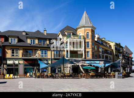 COLLINGWOOD, ON, CANADA - 30 septembre 2018 : Magasins et restaurants de la rue piétonne à Blue Mountain Village en automne. Banque D'Images